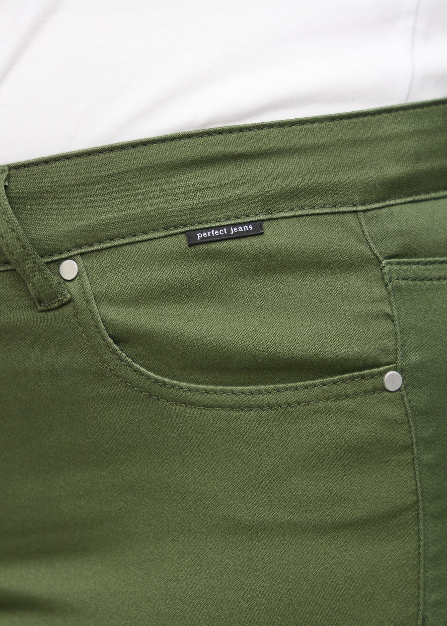 Forlommen på et par mørkegrønne regular jeans, hvor man kan se logoet på en plus-size model.