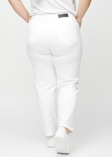 Hvide regular jeans set bagfra på en plus-size model, så man kan se hele produktet.