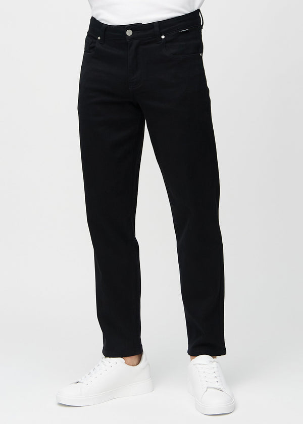 Sorte regular jeans, modelnavn Ravens, som går lige ned langs benet, set forfra.