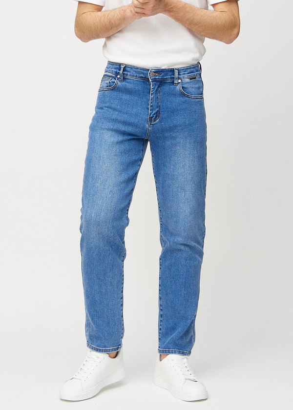 Denim regular jeans, modelnavn Rivers, som går lige ned langs benet, set forfra.