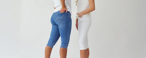 To kvinder iført slim capris fra Perfect Jeans