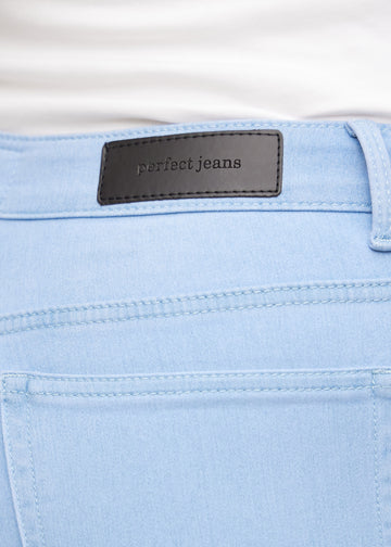Nærbillede af lyseblåt jeansmateriale med Perfect Jeans læderpatch bagpå i taljen, på en plus-size model.