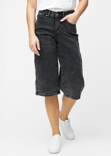 Løse, mørkegrå denim capris i farven Shadows, der sidder til ved hoften og falder løst ned over lårene til lige under knæet, set forfra.