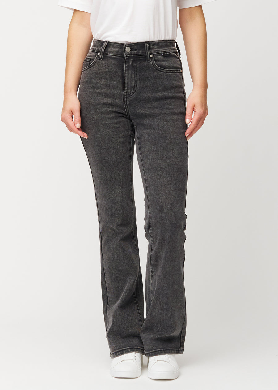 Mörkgrå mid-rise bootcutjeans i färgen Shadows. Framifrån på en modell, med nära passform över höfter och lår och lätt utsvängning nedtill.