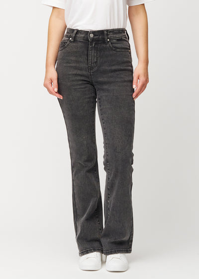 Mörkgrå mid-rise bootcutjeans i färgen Shadows. Framifrån på en modell, med nära passform över höfter och lår och lätt utsvängning nedtill.