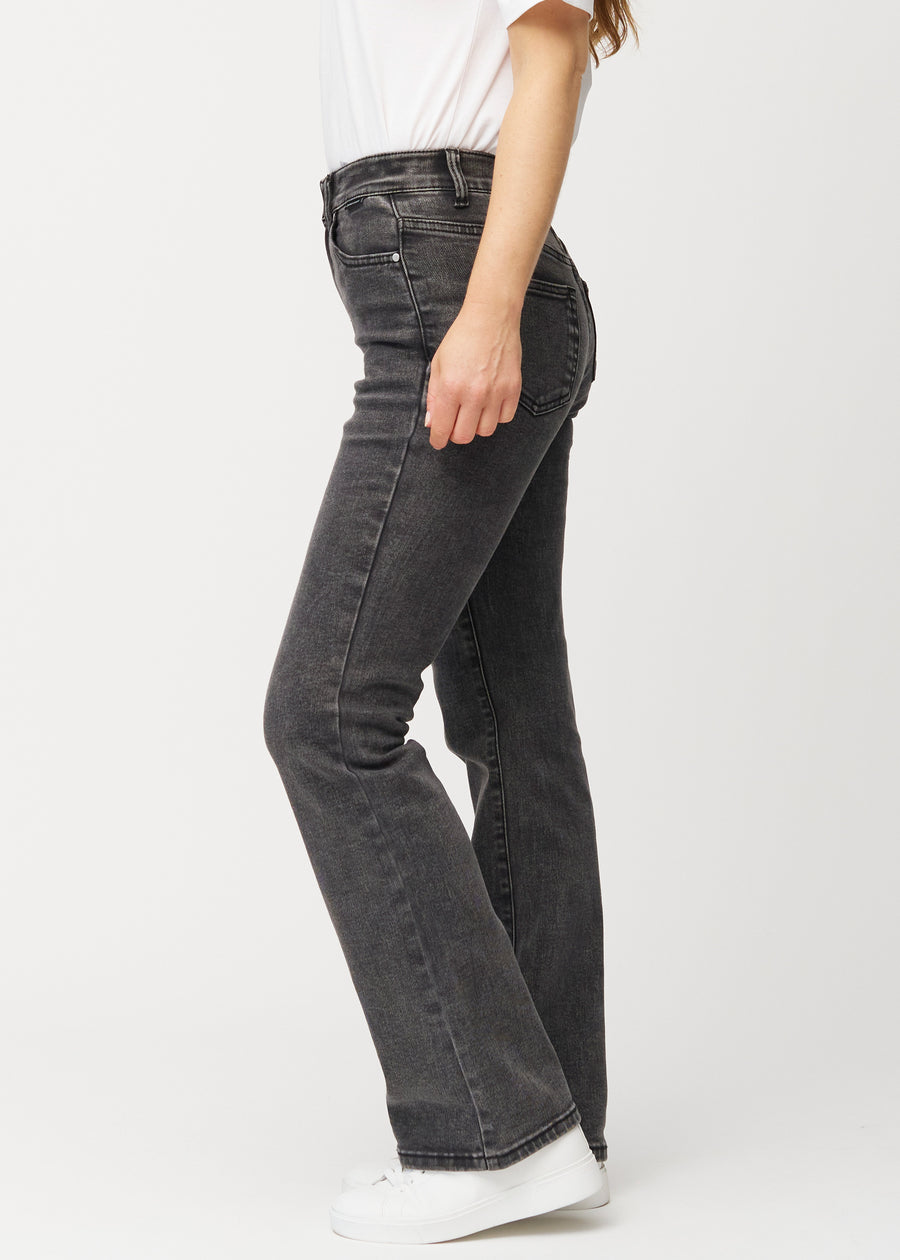 Mörkgrå mid-rise bootcutjeans i färgen Shadows. Från sidan på en modell.