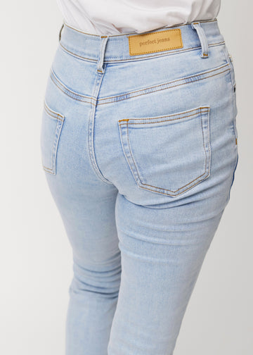 Ljusblå mid-rise bootcutjeans i färgen Waves. Närbild bakifrån på en modell som visar detaljerna.