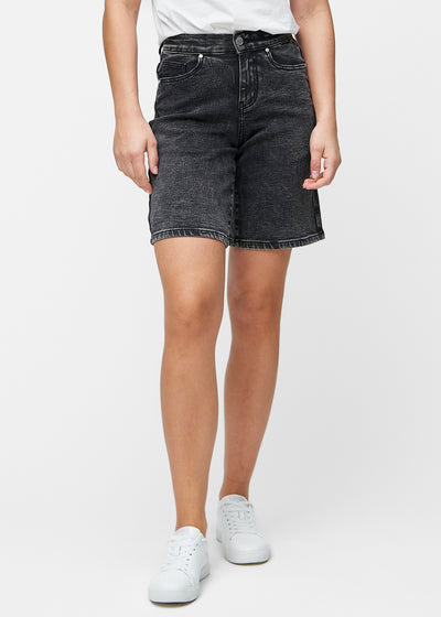 Løse, mørkegrå denim shorts i farven Shadows, der sidder til ved hoften og falder løst ned over lårene til lige over knæet, set forfra.
