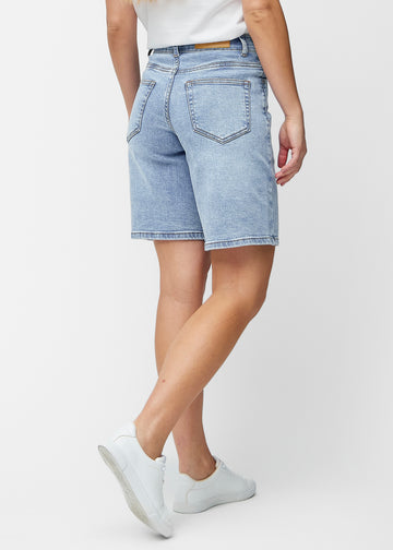Lösa, ljusblå denimshorts i färgen Waves sedda bakifrån, så att passform och längd syns.