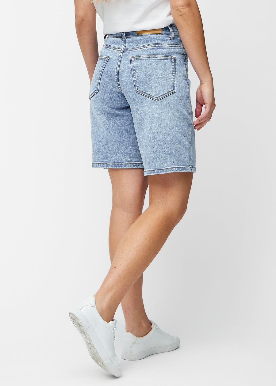 Lösa, ljusblå denimshorts i färgen Waves sedda bakifrån, så att passform och längd syns.