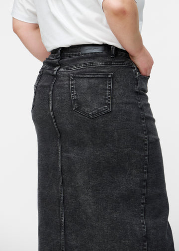 Lang, mørkegrå denimnederdel i farven Shadows set bagfra tæt på på plus-size model for at vise pasform og detaljer.