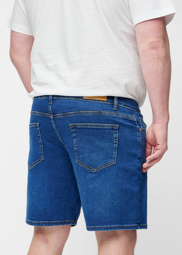 Mörkblå denimshorts för herr i färgen Oceans sett bakifrån nära på plus-size modell.