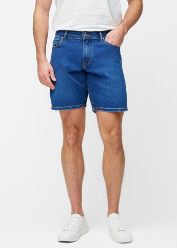 Mörkblå denimshorts för herr i färgen Oceans med regular passform som sitter naturligt vid höften och ger luft runt låren, sett framifrån.
