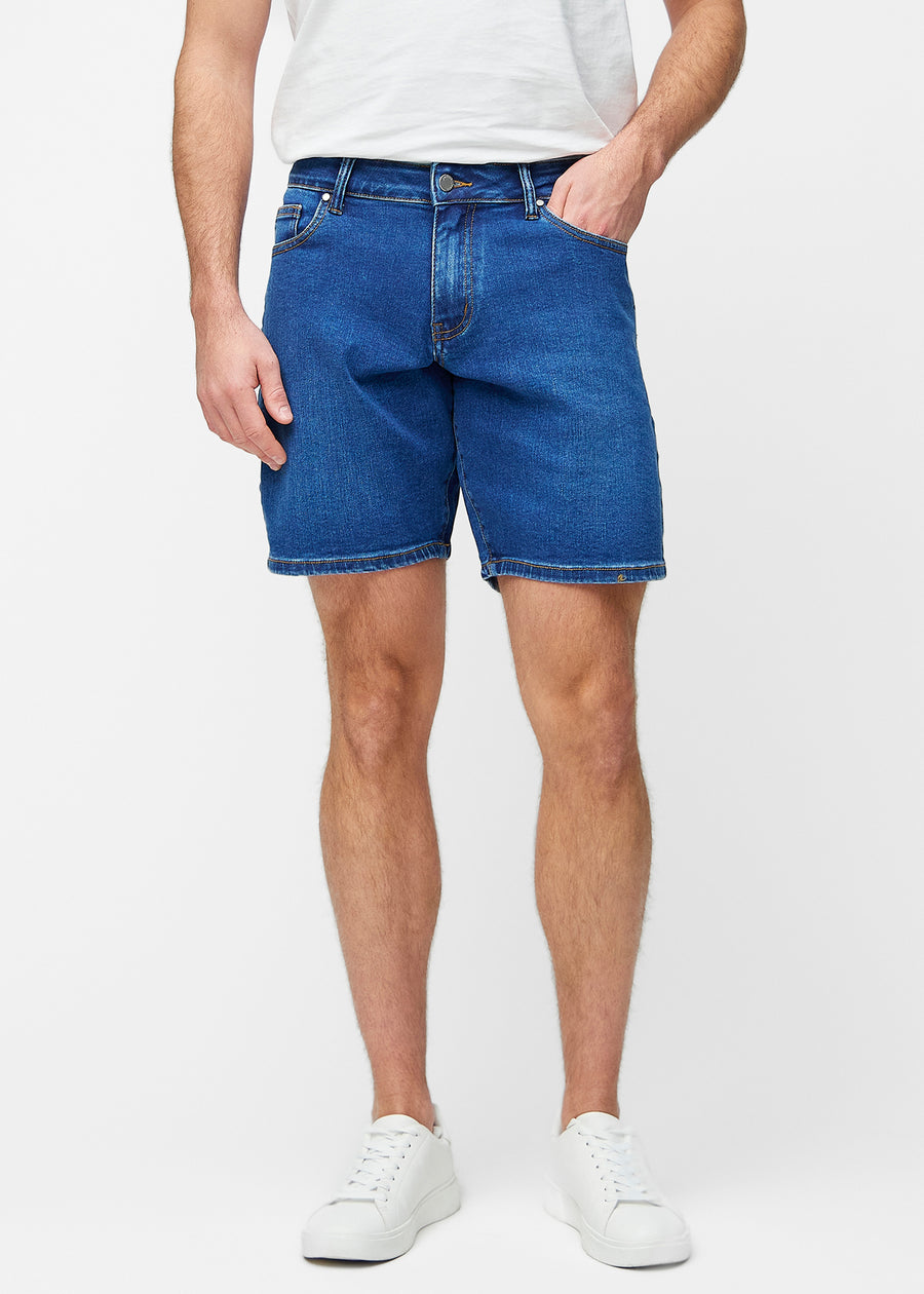Mörkblå denimshorts för herr i färgen Oceans med regular passform som sitter naturligt vid höften och ger luft runt låren, sett framifrån.