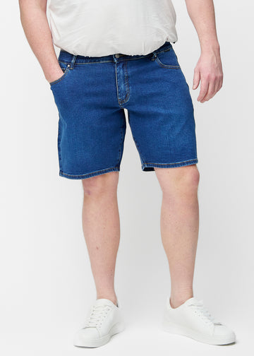 Mörkblå denimshorts för herr i färgen Oceans med regular passform sett framifrån på plus-size modell.