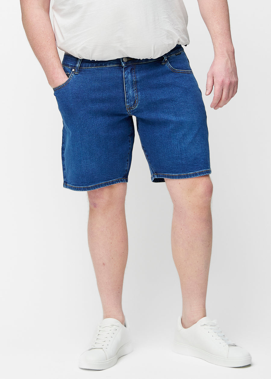Mörkblå denimshorts för herr i färgen Oceans med regular passform sett framifrån på plus-size modell.