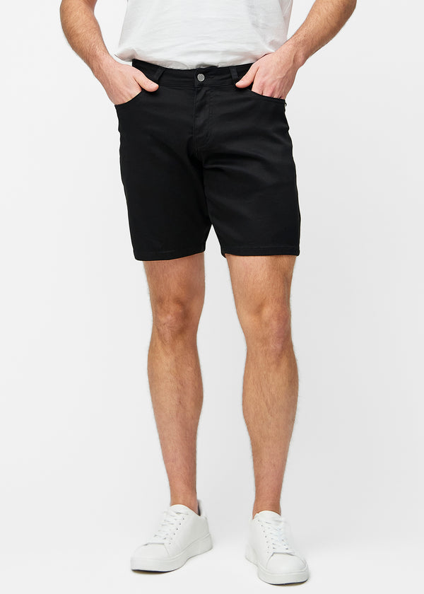 Svarta shorts för herr i färgen Ravens med regular passform som sitter naturligt vid höften och ger luft runt låren, sett framifrån.