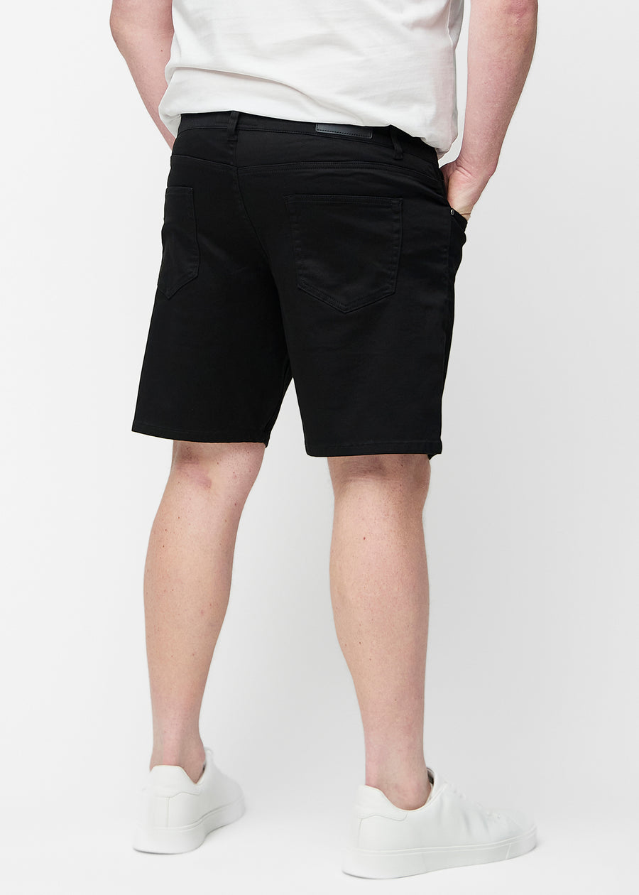Svarta shorts för herr i färgen Ravens sett bakifrån på plus-size modell.