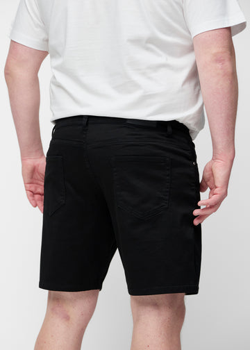 Svarta shorts för herr i färgen Ravens sett bakifrån nära på plus-size modell.