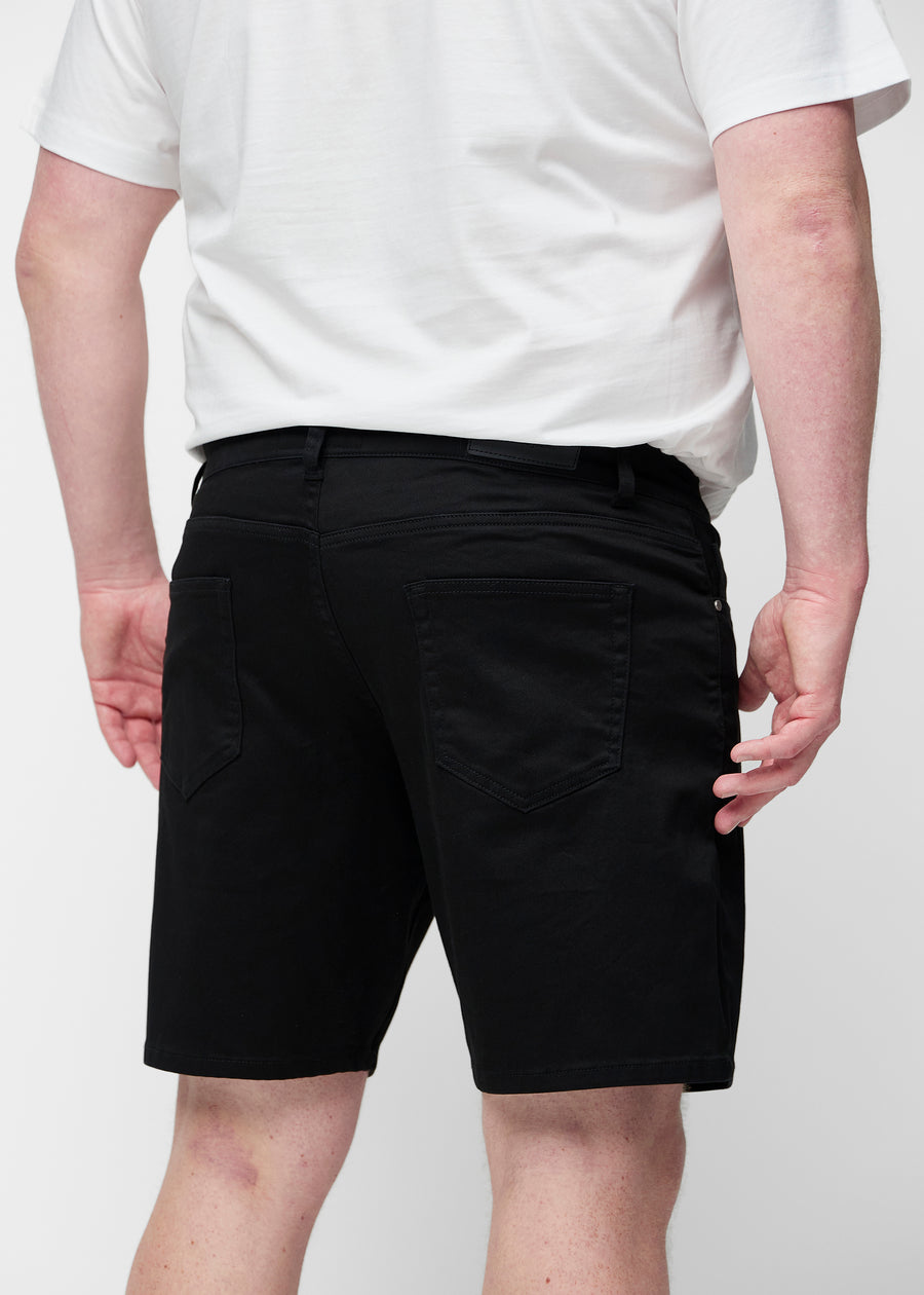 Svarta shorts för herr i färgen Ravens sett bakifrån nära på plus-size modell.