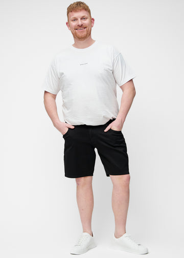 Svarta shorts för herr i färgen Ravens sett bakifrån nära på plus-size modell.