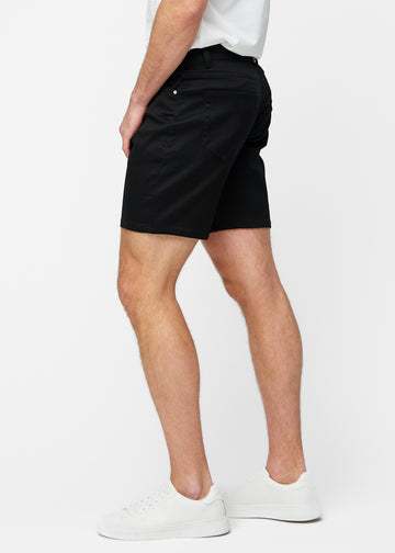 Svarta shorts för herr i färgen Ravens med regular passform sett från sidan på modell.