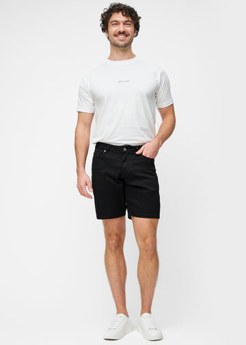 Helbild av modell i svarta shorts för herr i färgen Ravens med regular passform.