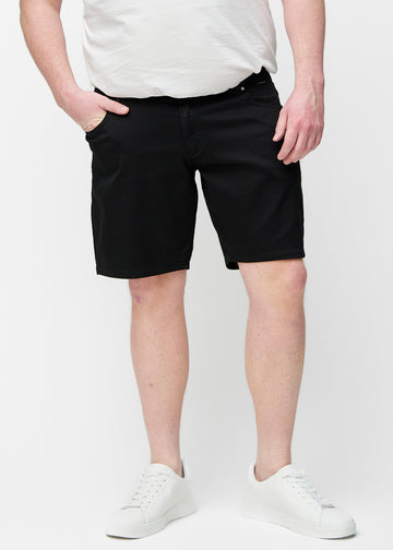 Svarta shorts för herr i färgen Ravens med regular passform sett framifrån på plus-size modell.