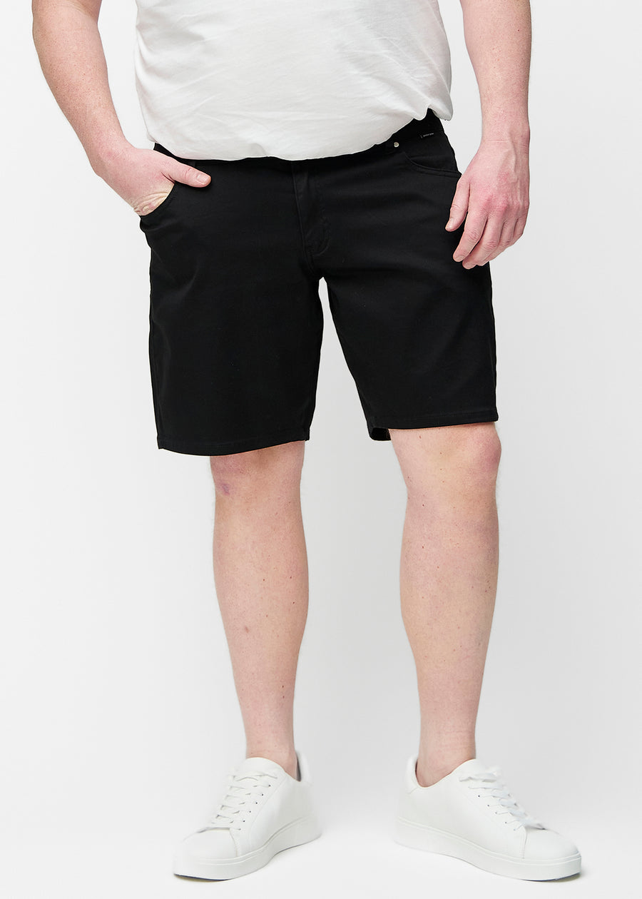 Svarta shorts för herr i färgen Ravens med regular passform sett framifrån på plus-size modell.