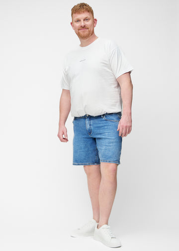 Helbild av plus-size modell i blå denimshorts för herr i färgen Rivers med regular passform.