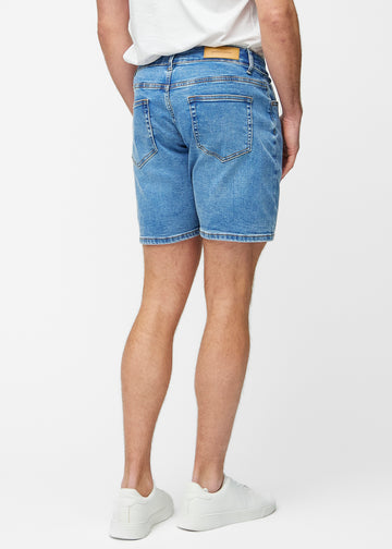 Blå denimshorts för herr i färgen Rivers sett bakifrån så att längden till precis över knät och passformen kan ses.
