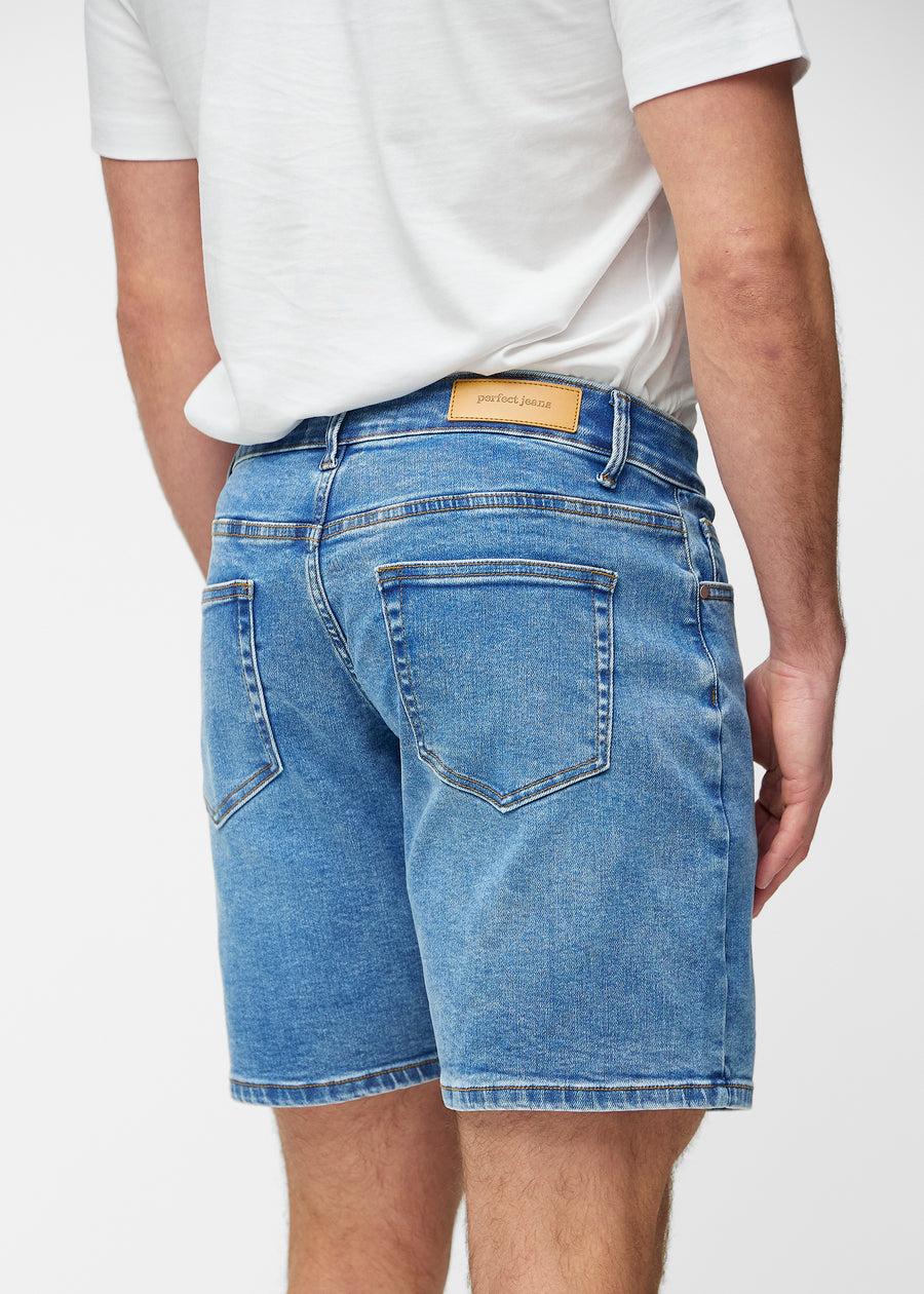 Blå denimshorts för herr i färgen Rivers sett bakifrån nära för att visa passform och detaljer.