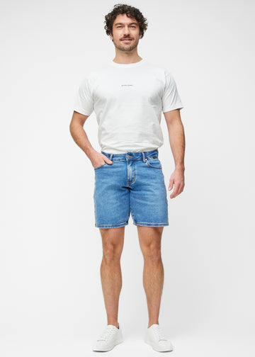Helbild av modell i blå denimshorts för herr i färgen Rivers med regular passform.