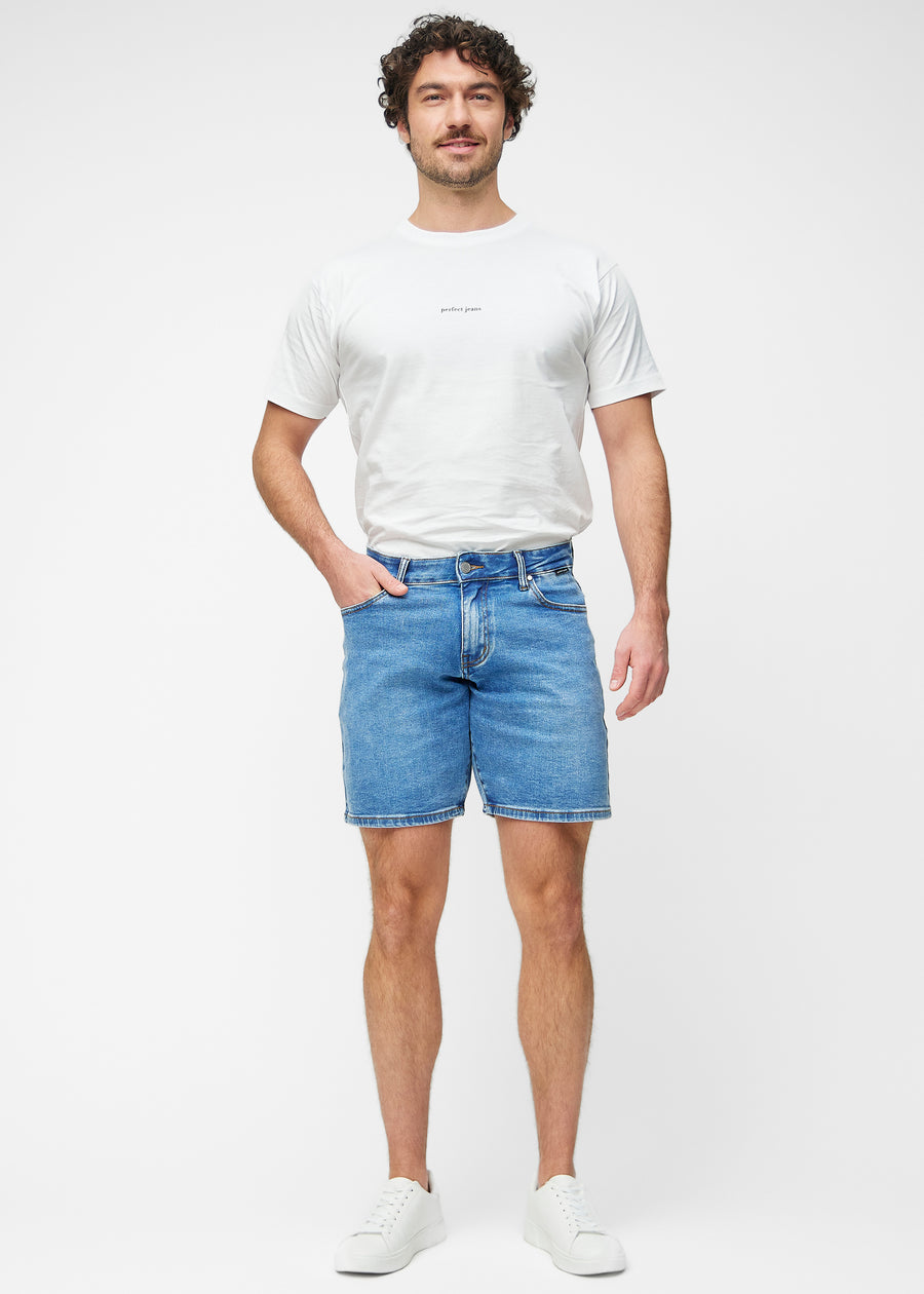 Helbild av modell i blå denimshorts för herr i färgen Rivers med regular passform.
