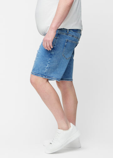 Blå denimshorts för herr i färgen Rivers med regular passform sett från sidan på plus-size modell.