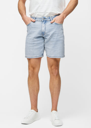 Ljusblå denimshorts för herr i färgen Waves med regular passform som sitter naturligt vid höften och ger luft runt låren, sett framifrån.