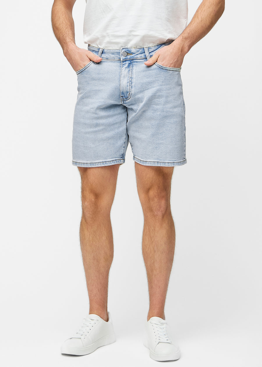 Ljusblå denimshorts för herr i färgen Waves med regular passform som sitter naturligt vid höften och ger luft runt låren, sett framifrån.