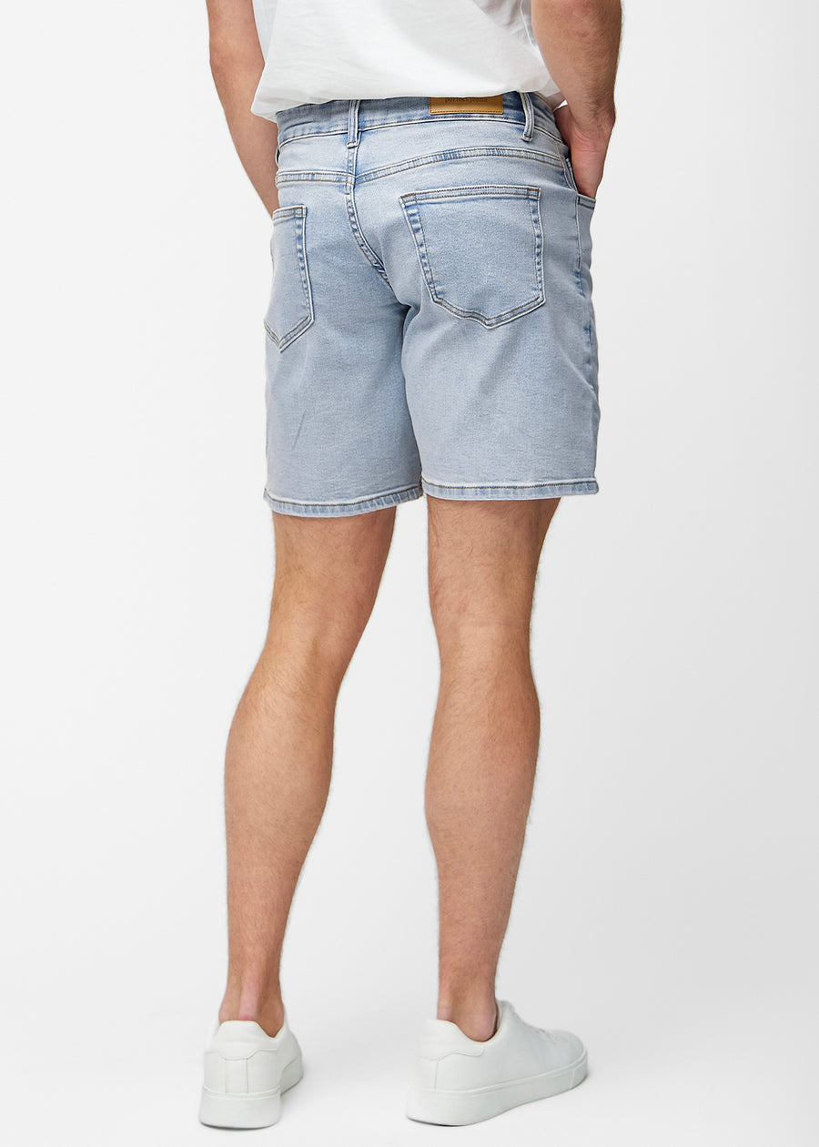 Ljusblå denimshorts för herr i färgen Waves sett bakifrån, så att längden till precis över knät och passformen syns.