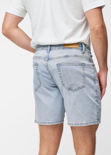 Ljusblå denimshorts för herr i färgen Waves sett bakifrån på nära håll för att visa passform och detaljer.