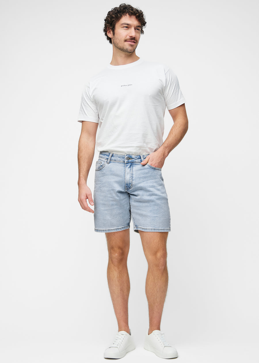 Helbild av modell i ljusblå denimshorts för herr i färgen Waves med regular passform.