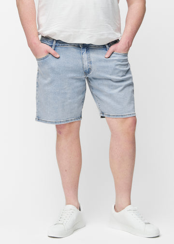 Ljusblå denimshorts för herr i färgen Waves med regular passform sett framifrån på plus-size modell, som sitter naturligt vid höften och ger luft runt låren.
