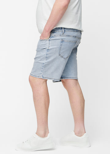 Ljusblå denimshorts för herr i färgen Waves med regular passform sett från sidan på plus-size modell.