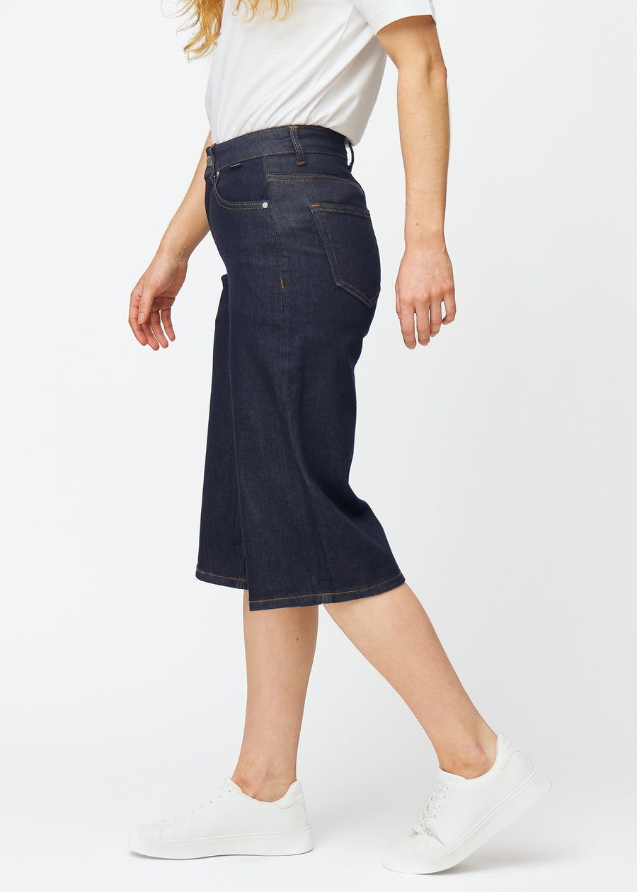 Mörkblå denim capris för dam i färgen Midnights med loose passform sett från sidan på modell.