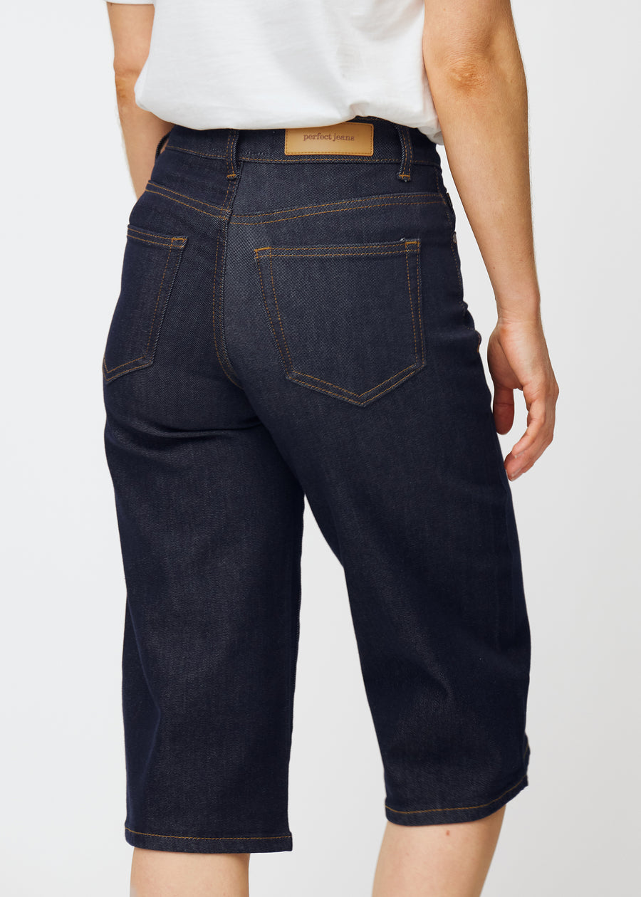 Mörkblå denim capris för dam i färgen Midnights sett bakifrån i närbild för att visa passform och detaljer.