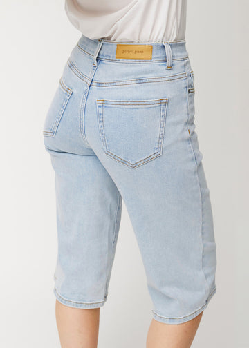 Närbild bakifrån av lösa, ljusblå Waves denimcapribyxor som visar passform och detaljer.