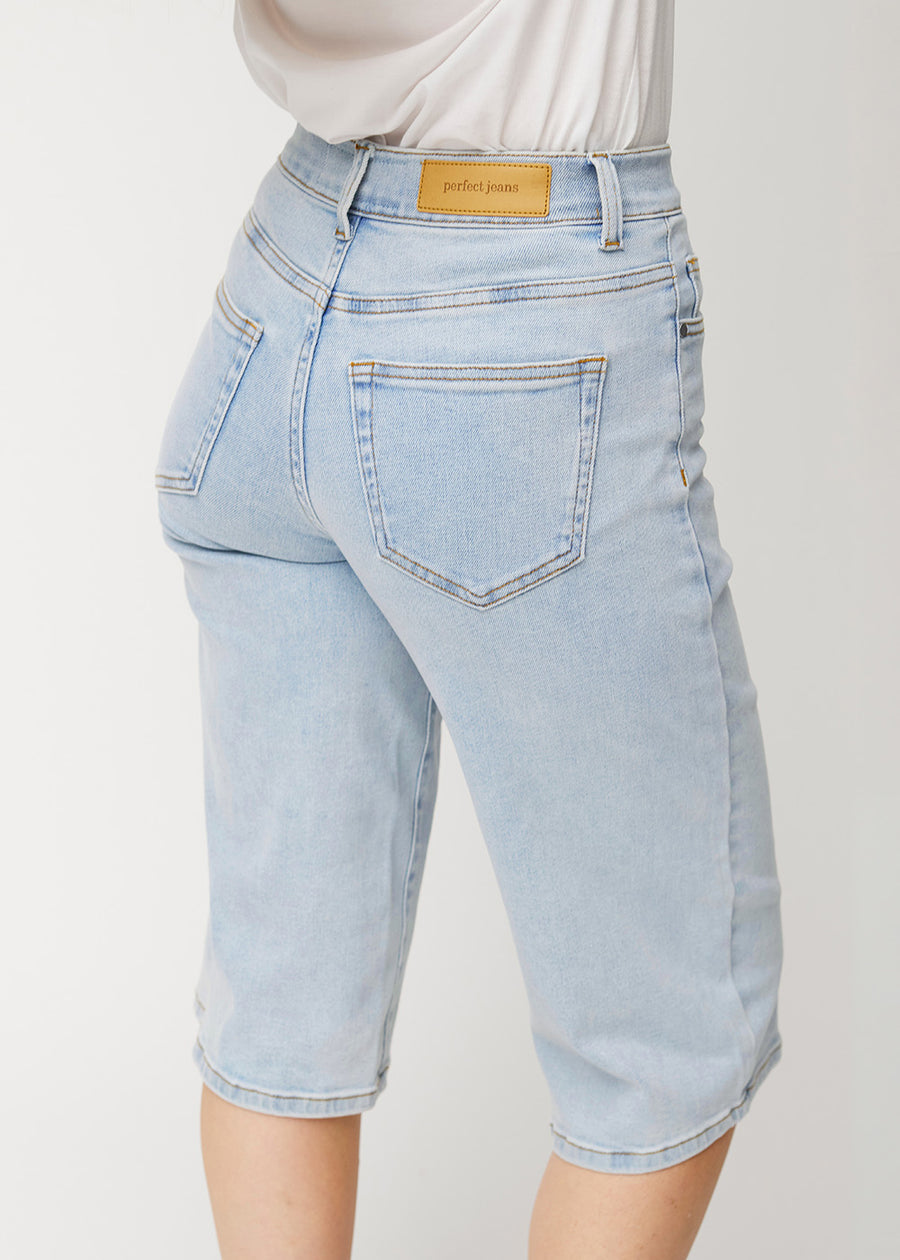 Närbild bakifrån av lösa, ljusblå Waves denimcapribyxor som visar passform och detaljer.