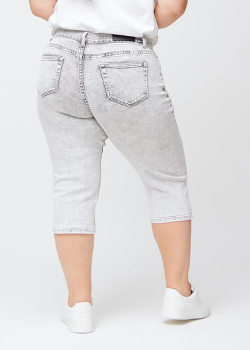 Ljusgrå denim regular capris sedda bakifrån på en plus-size-modell, så att hela produkten syns.