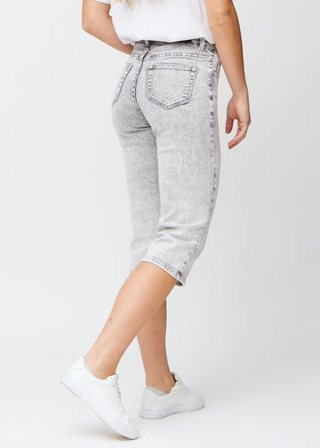 Ljusgrå denim regular capris sedda bakifrån, så att hela produkten syns.