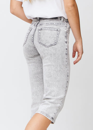 Ljusgrå denim regular capris sedda bakifrån på nära håll för att visa detaljer.