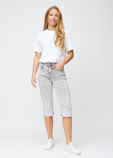 Helbild av modell i ljusgrå denim regular capris.